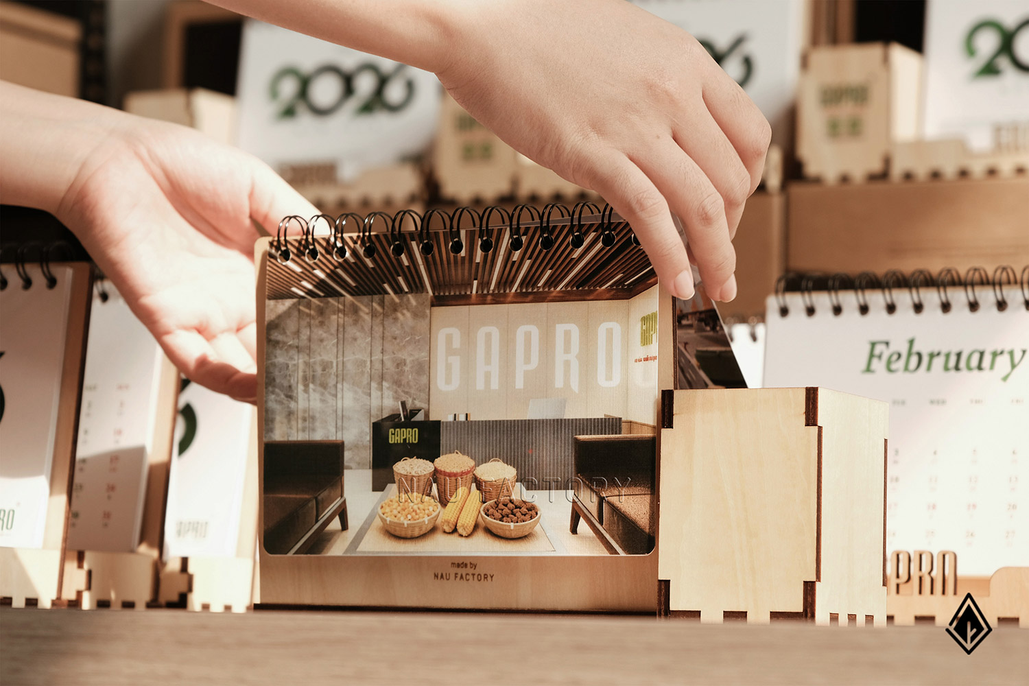 lịch gỗ hộp bút