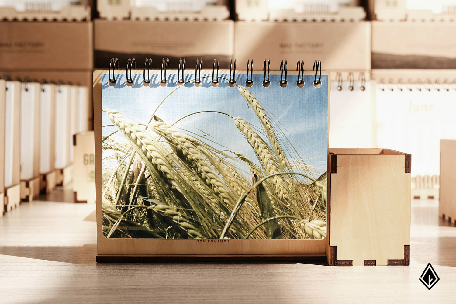 lịch gỗ hộp bút