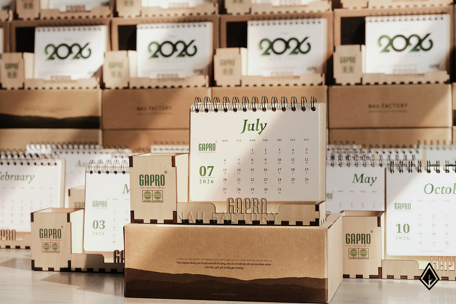 lịch gỗ hộp bút