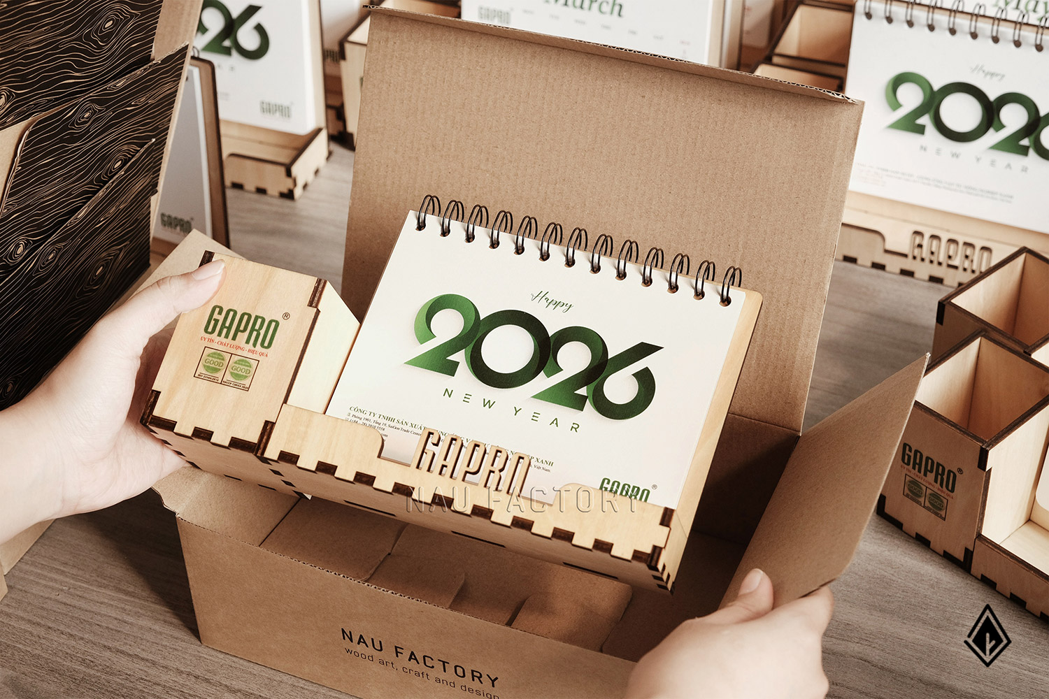 lịch gỗ hộp bút