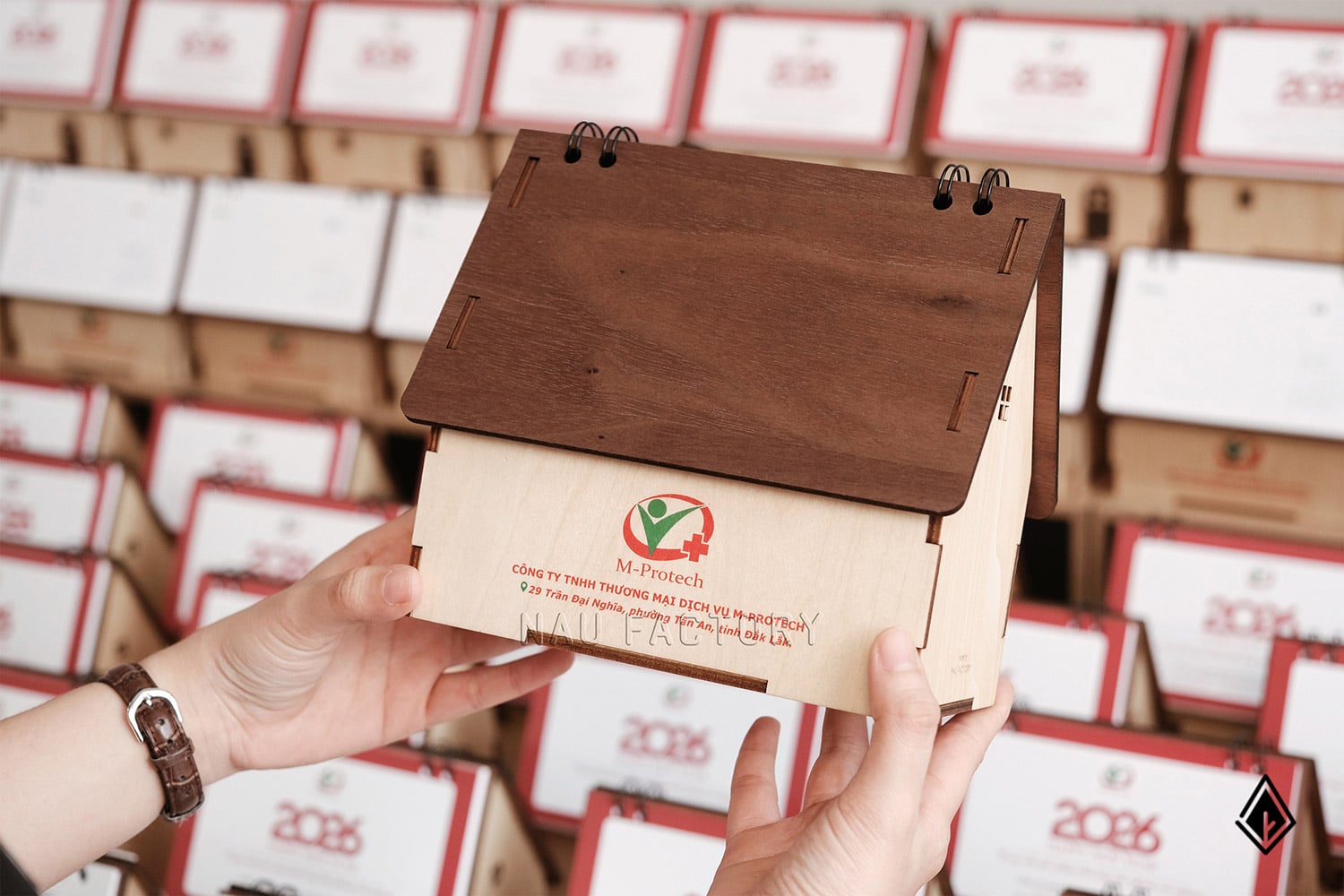 lịch gỗ ngôi nhà