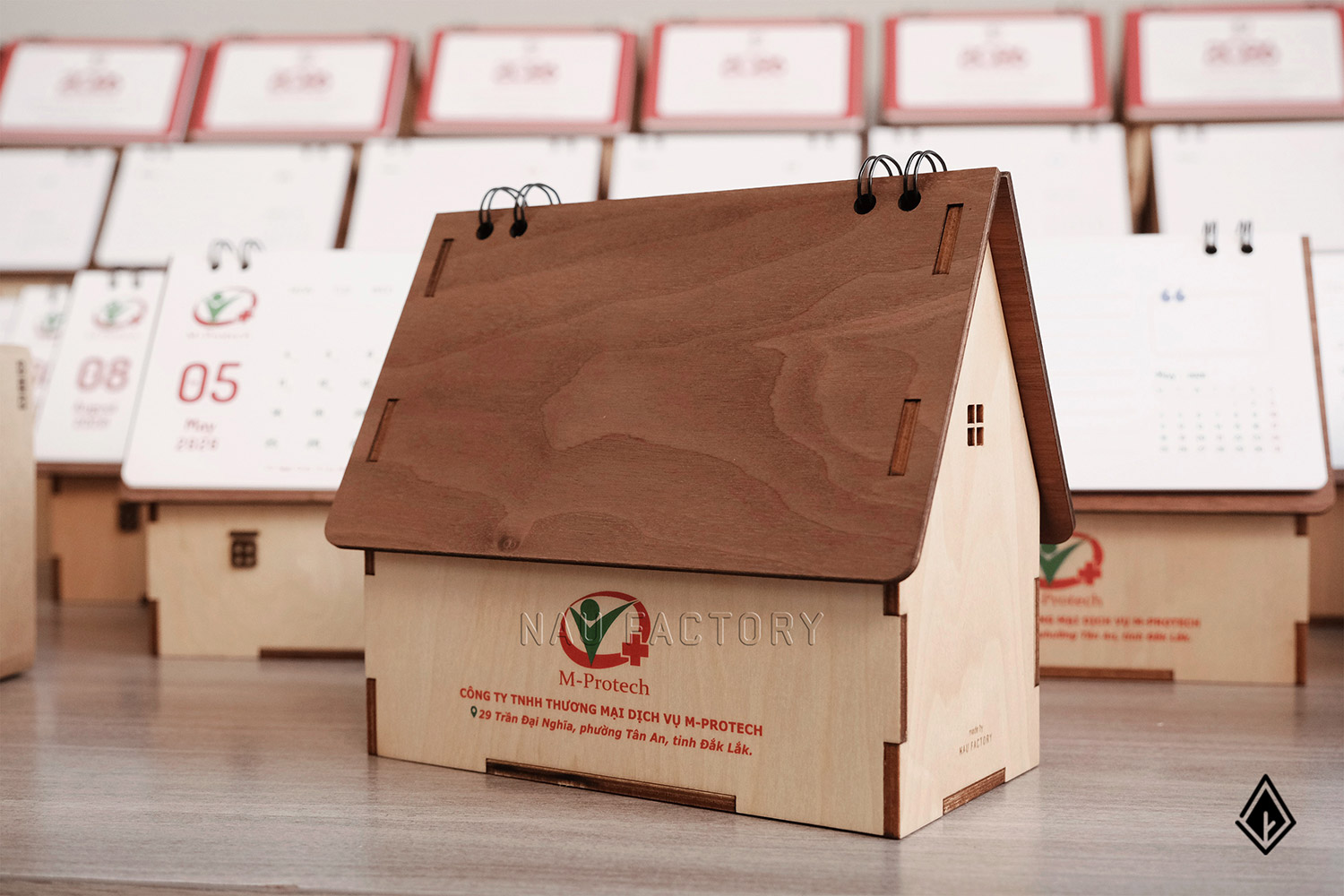 lịch gỗ ngôi nhà