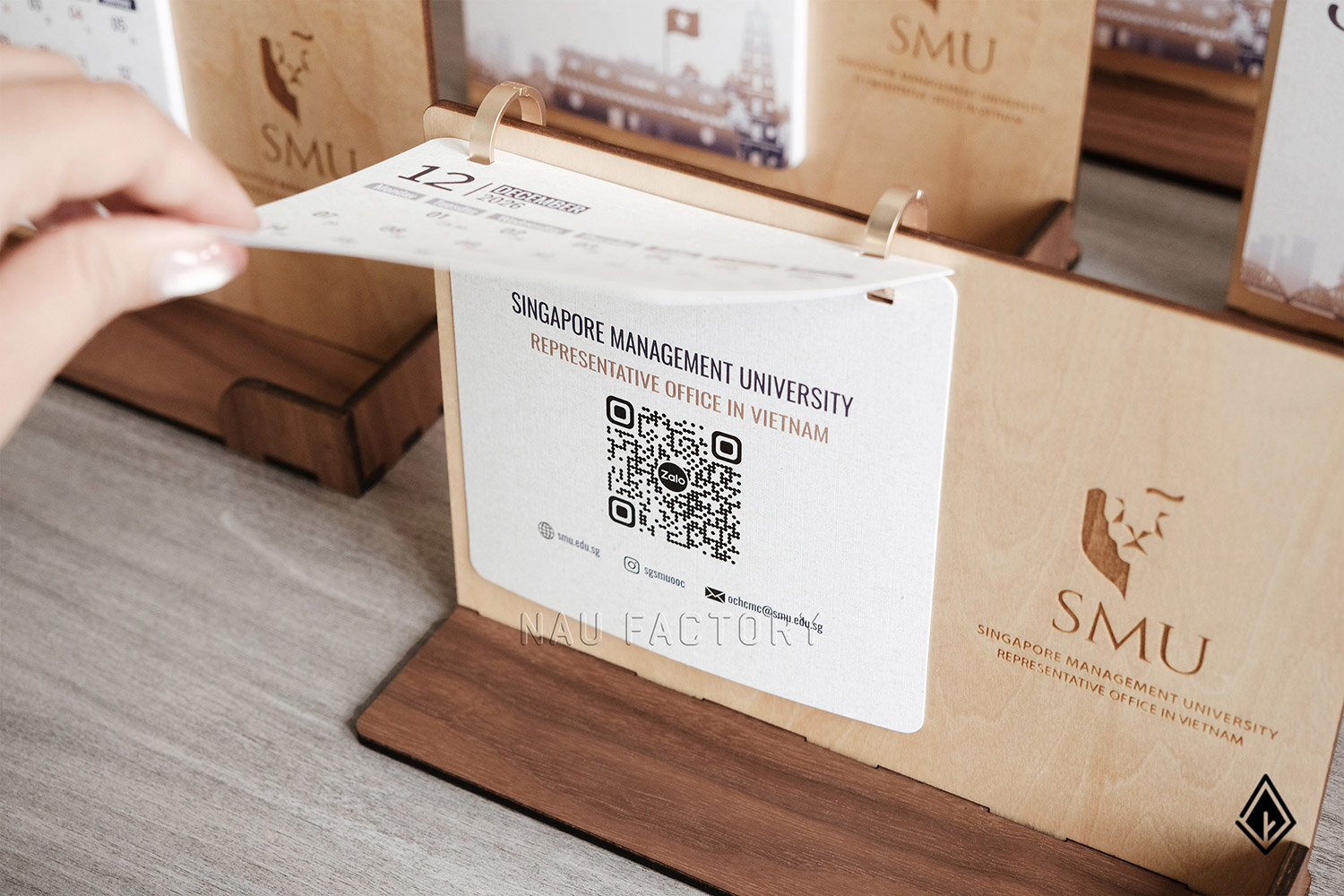 lịch gỗ để bàn