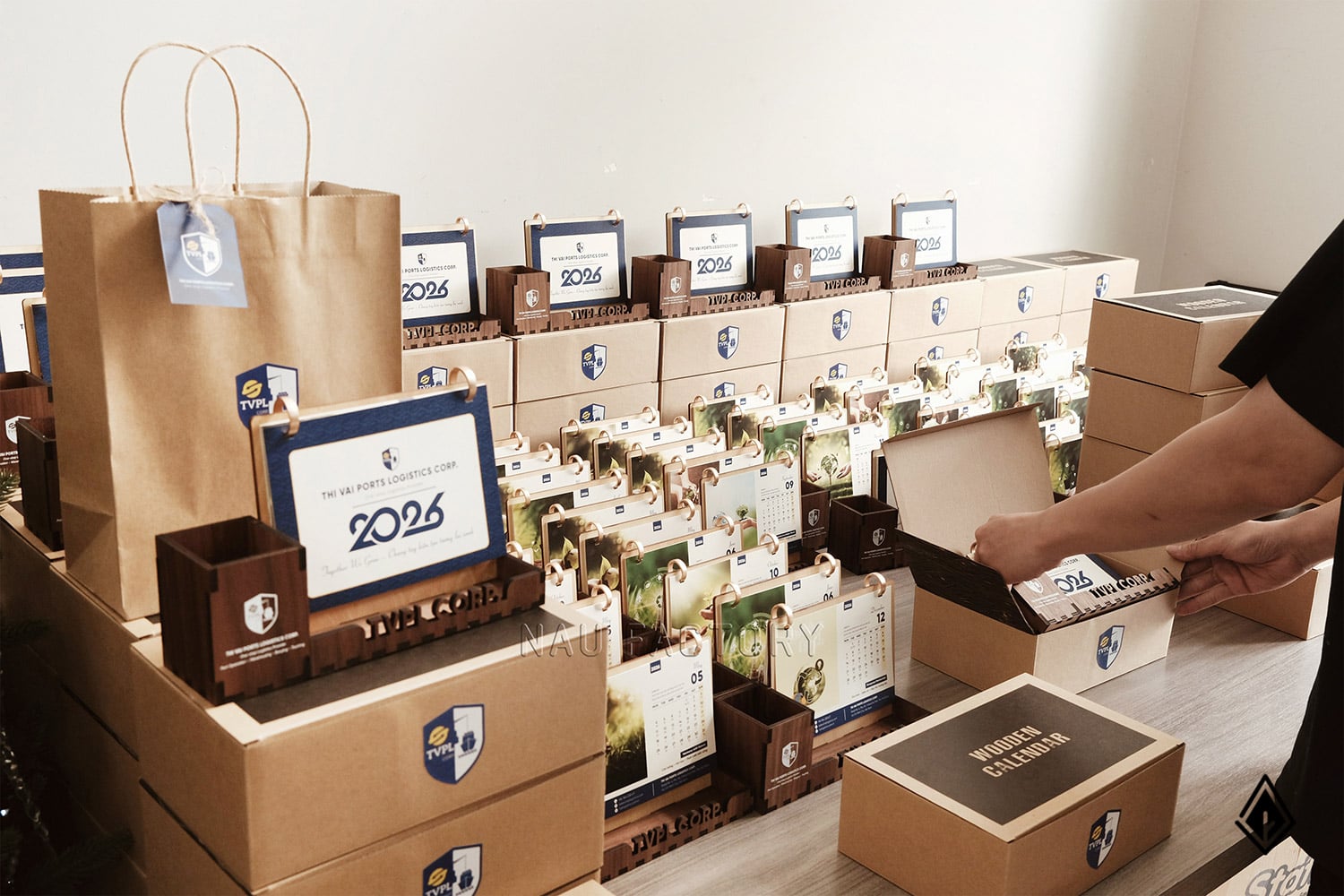 lịch gỗ hộp bút