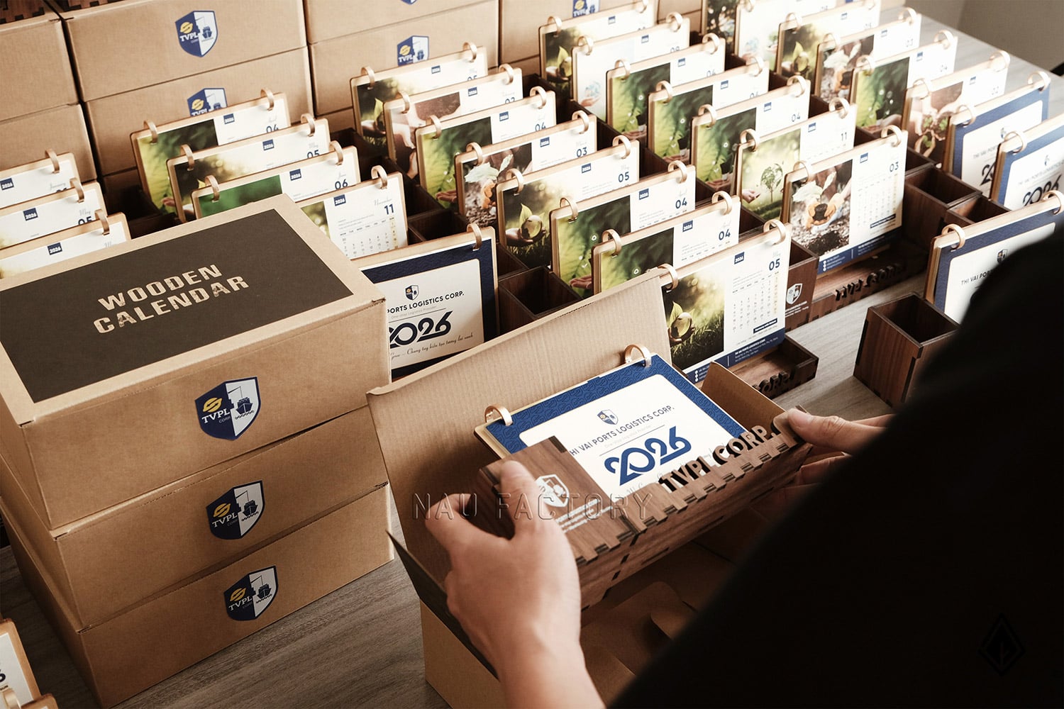 lịch gỗ hộp bút