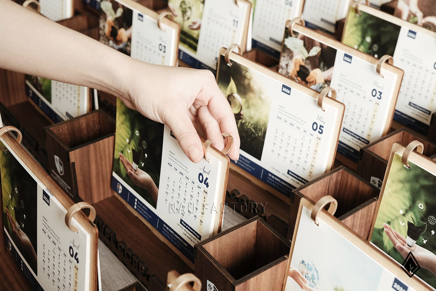 lịch gỗ hộp bút