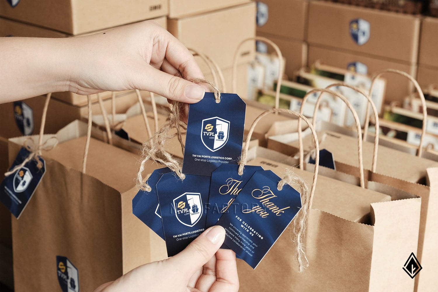 lịch gỗ hộp bút