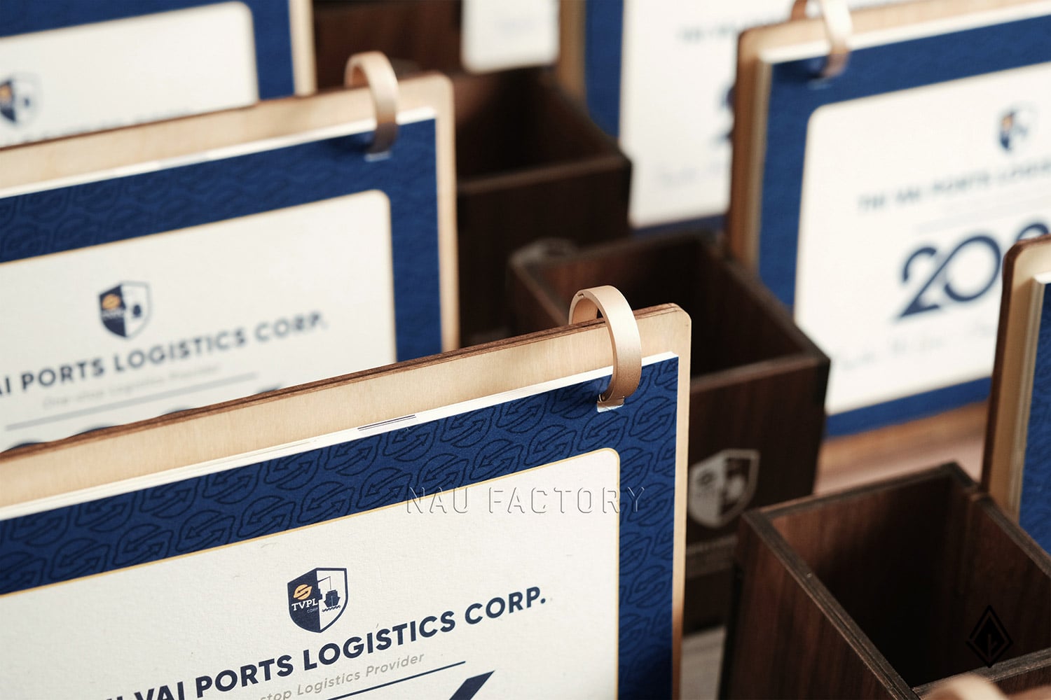 lịch gỗ hộp bút