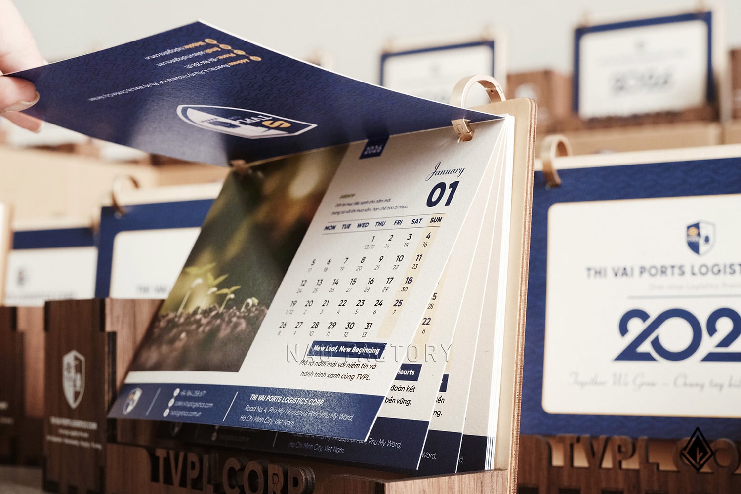 lịch gỗ hộp bút