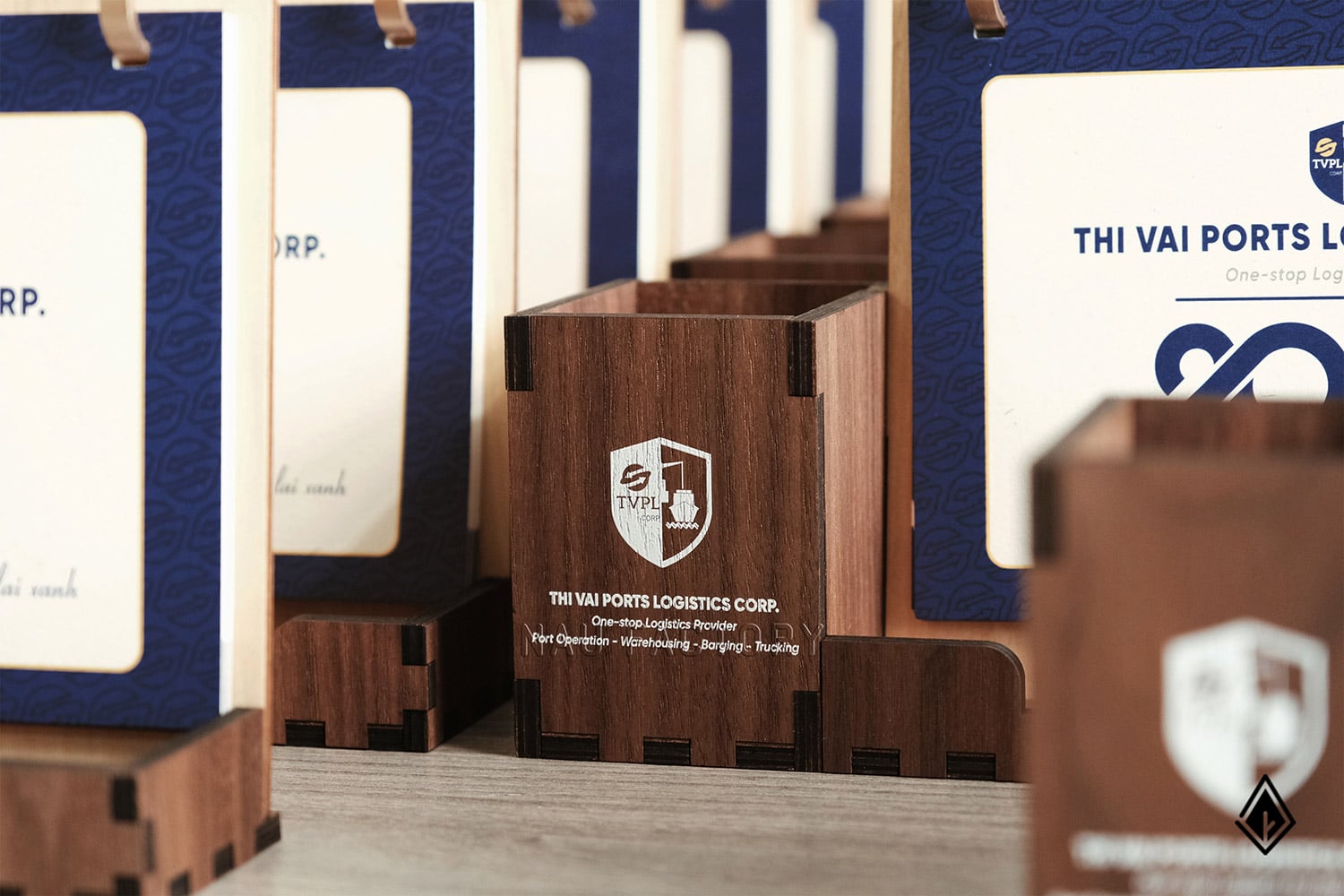 lịch gỗ hộp bút