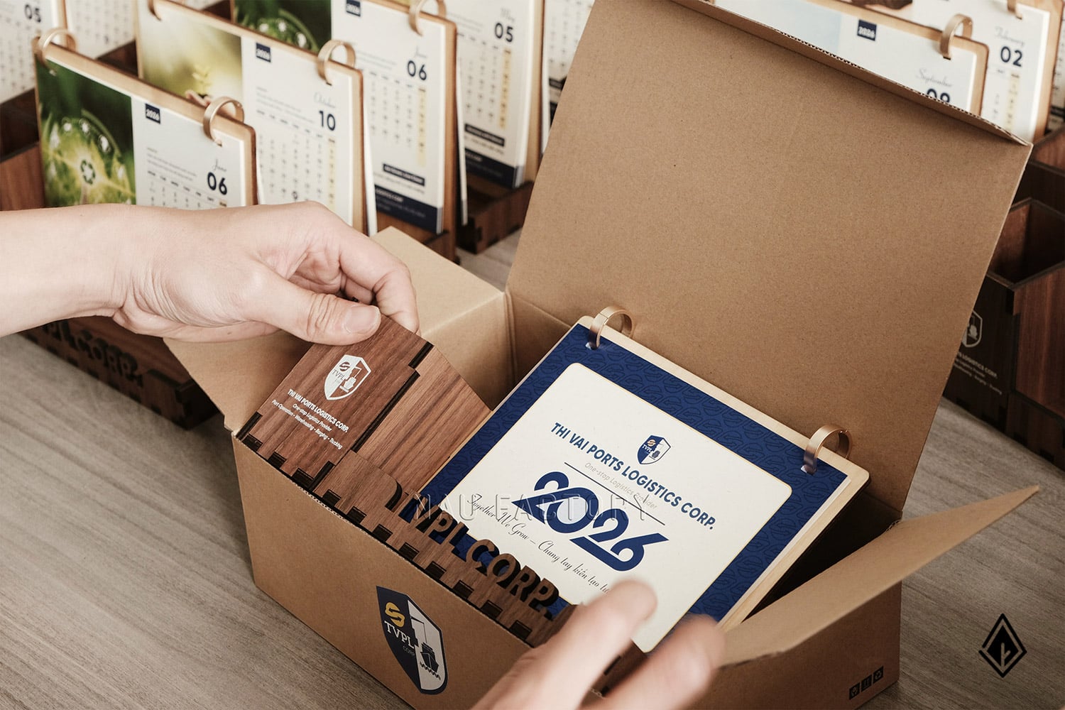 lịch gỗ hộp bút