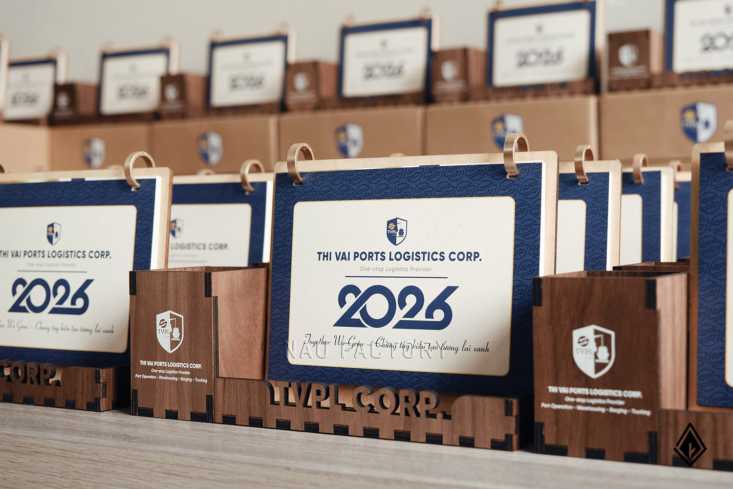 lịch gỗ hộp bút