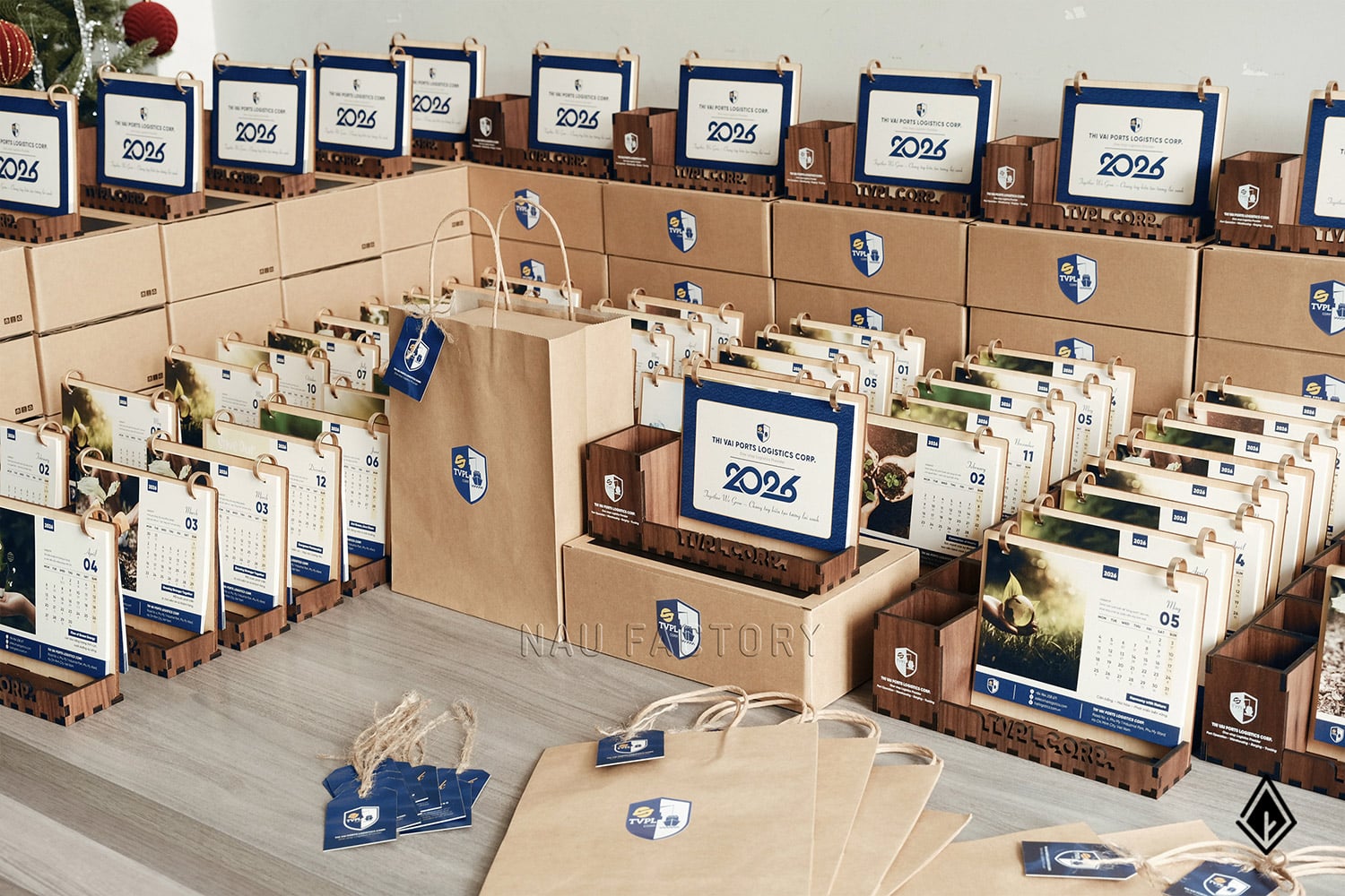 lịch gỗ hộp bút