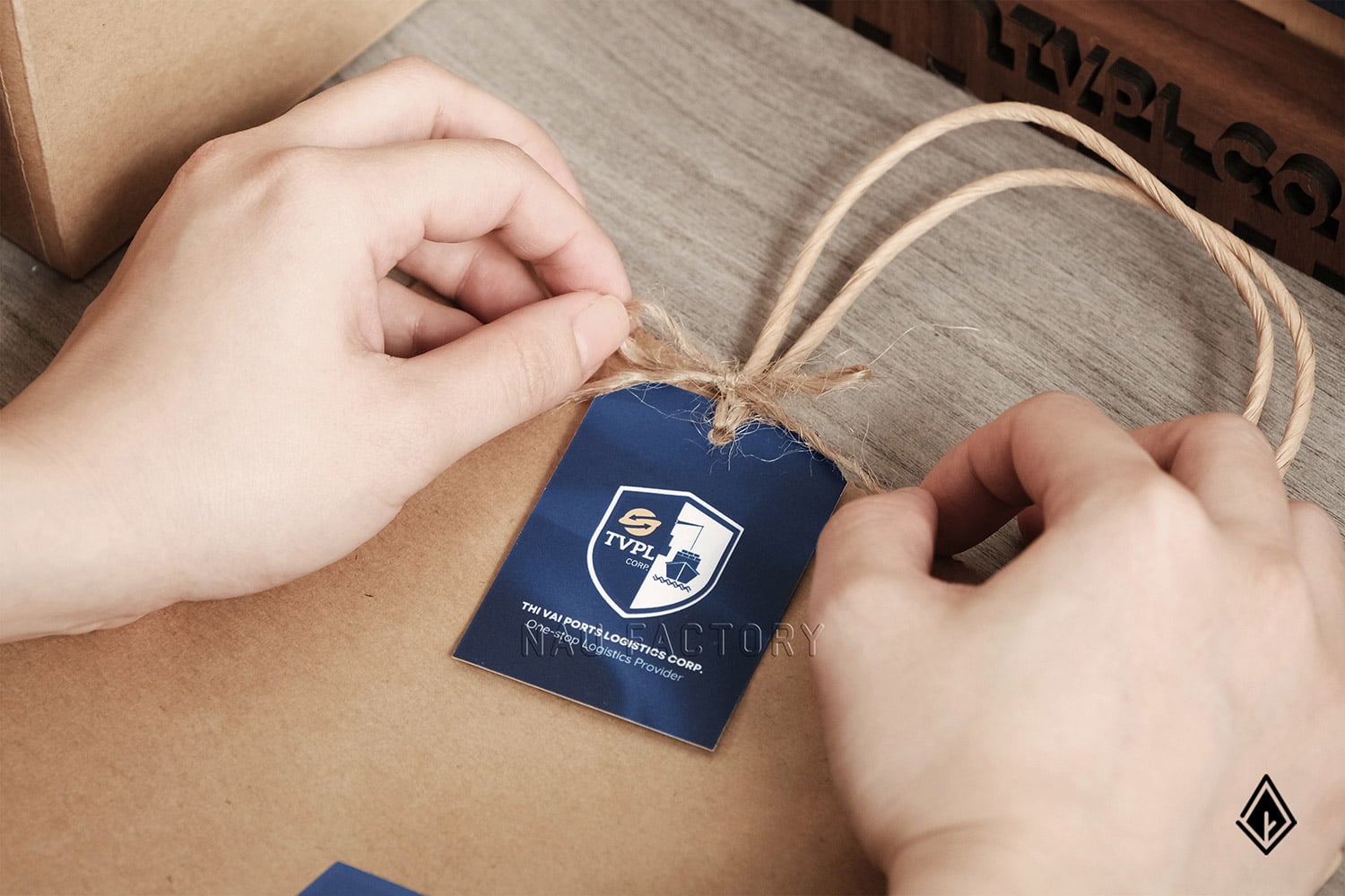 lịch gỗ hộp bút