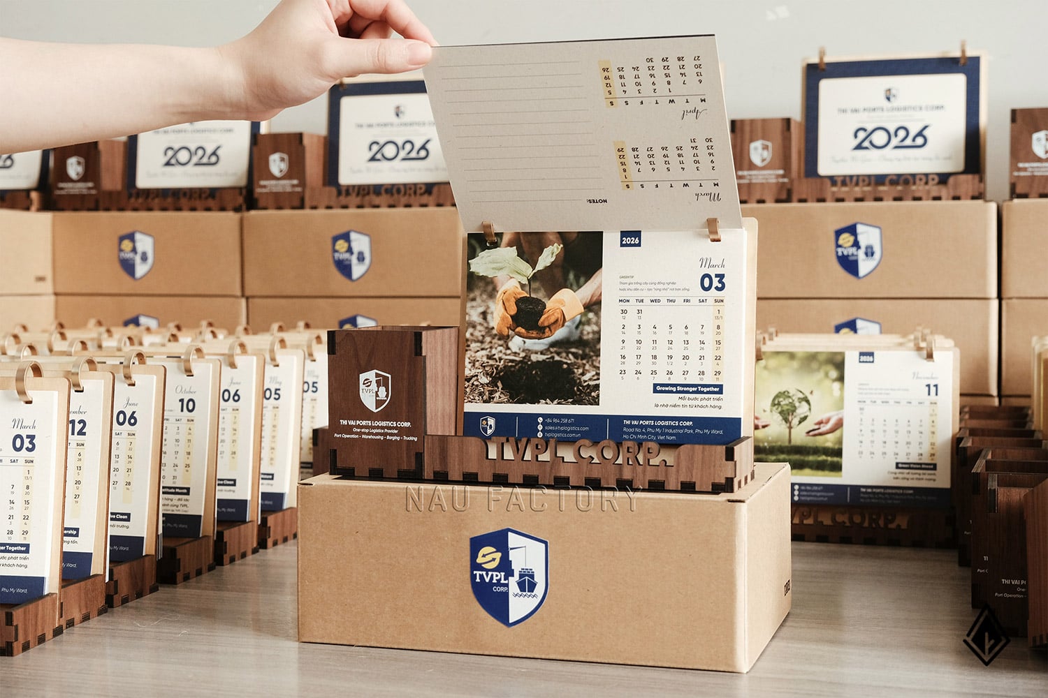 lịch gỗ hộp bút