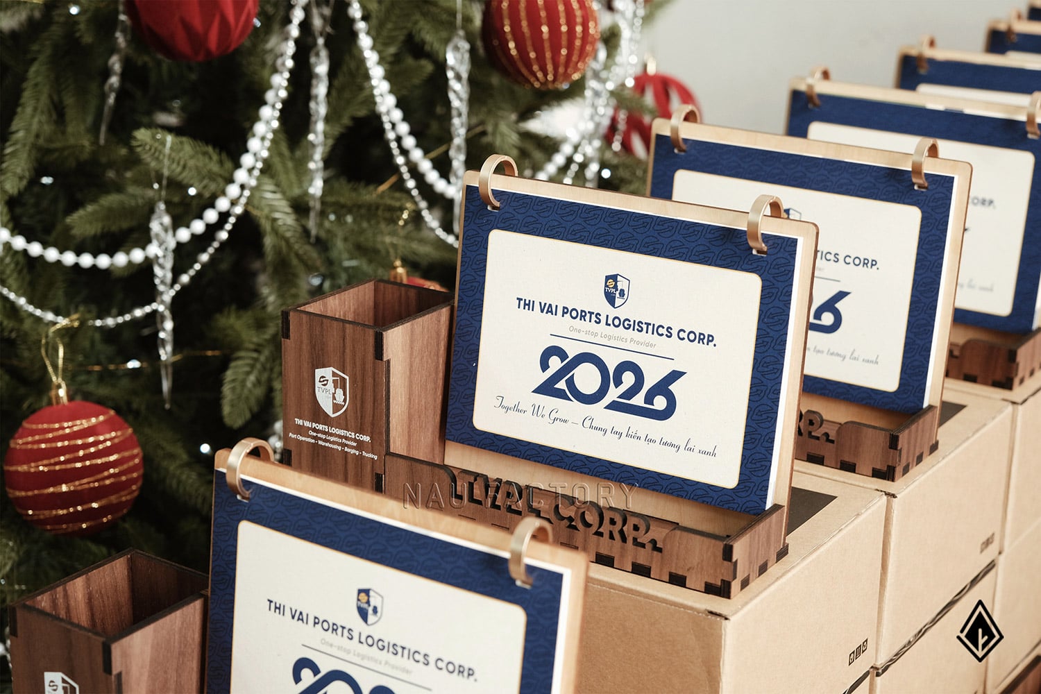 lịch gỗ hộp bút