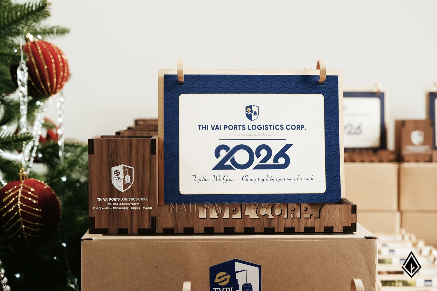 lịch gỗ hộp bút