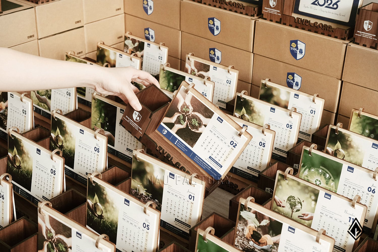 lịch gỗ hộp bút