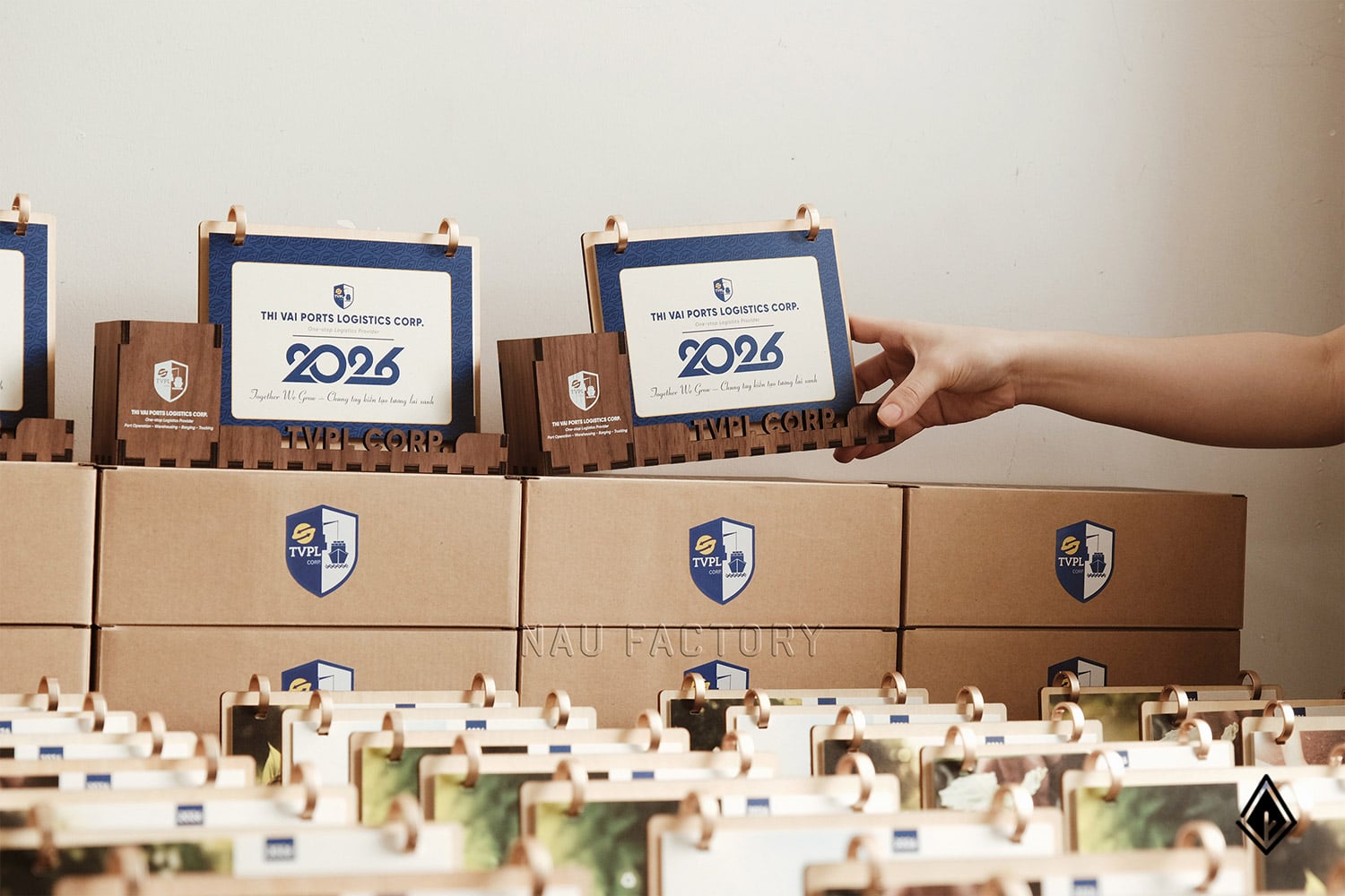 lịch gỗ hộp bút