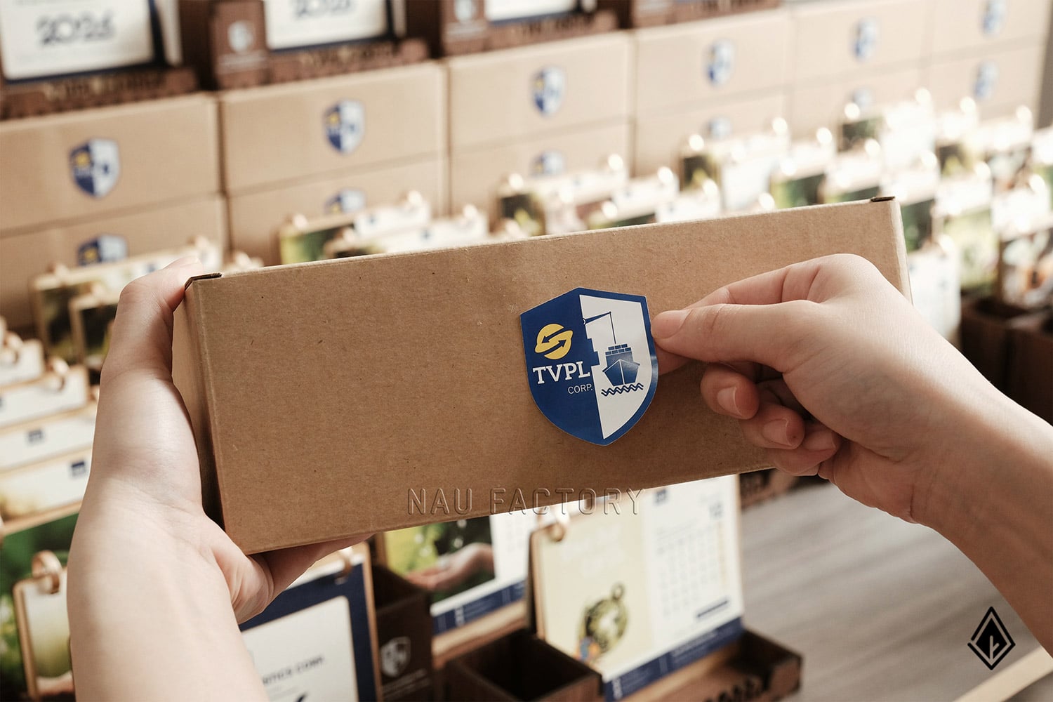 lịch gỗ hộp bút