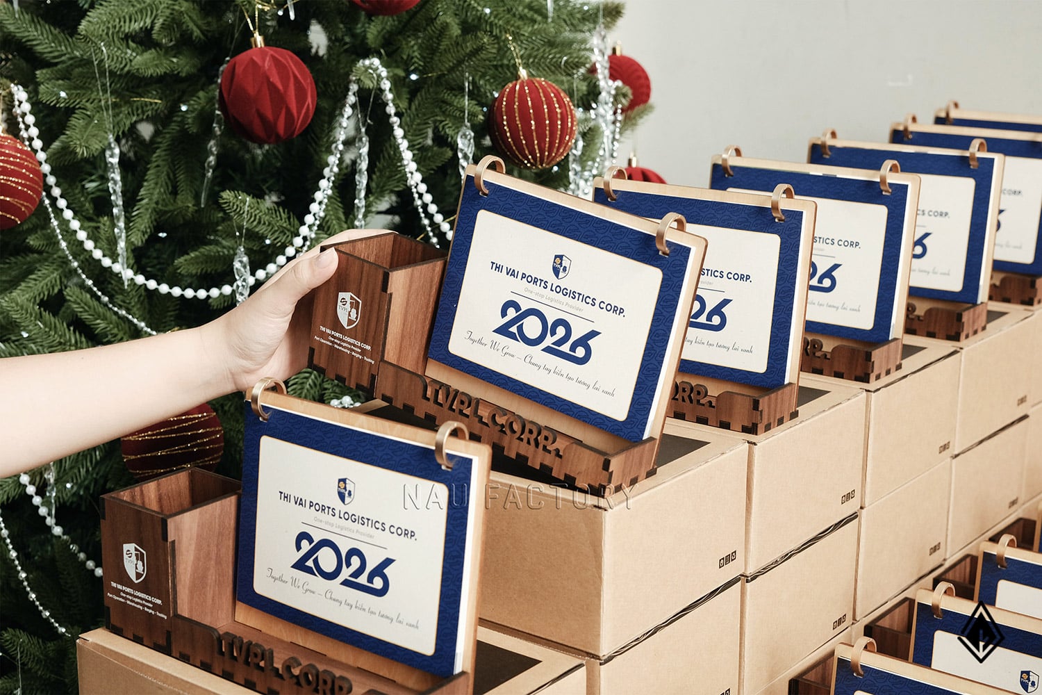 lịch gỗ hộp bút