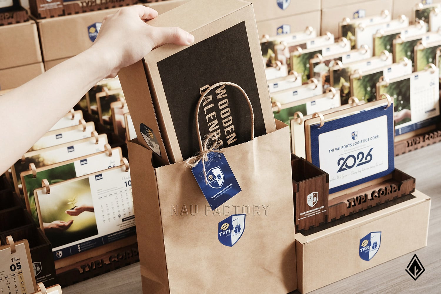 lịch gỗ hộp bút