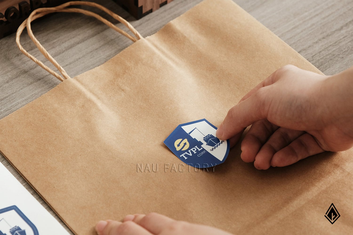 lịch gỗ hộp bút