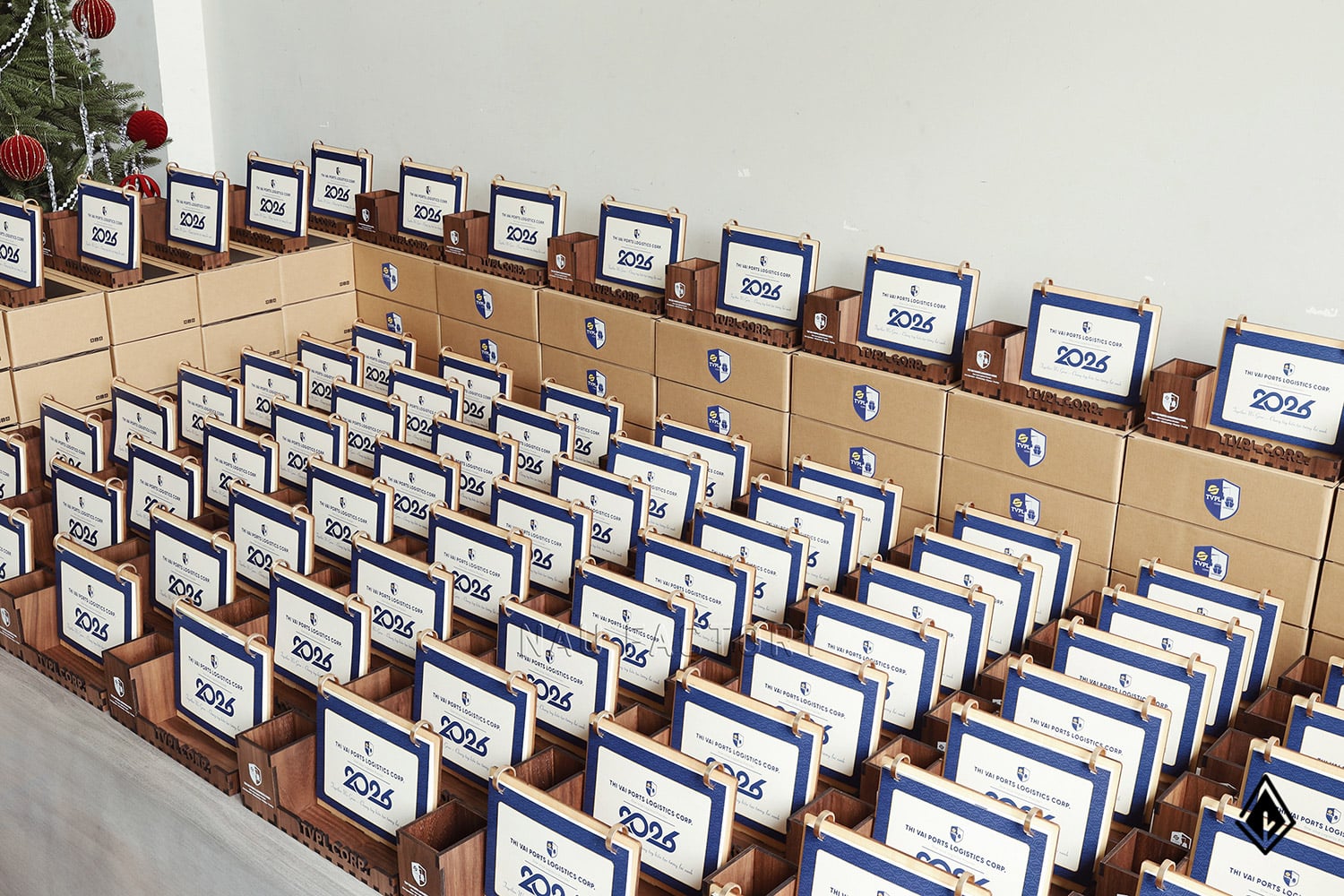 lịch gỗ hộp bút