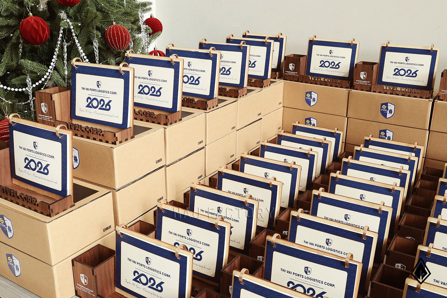 lịch gỗ hộp bút