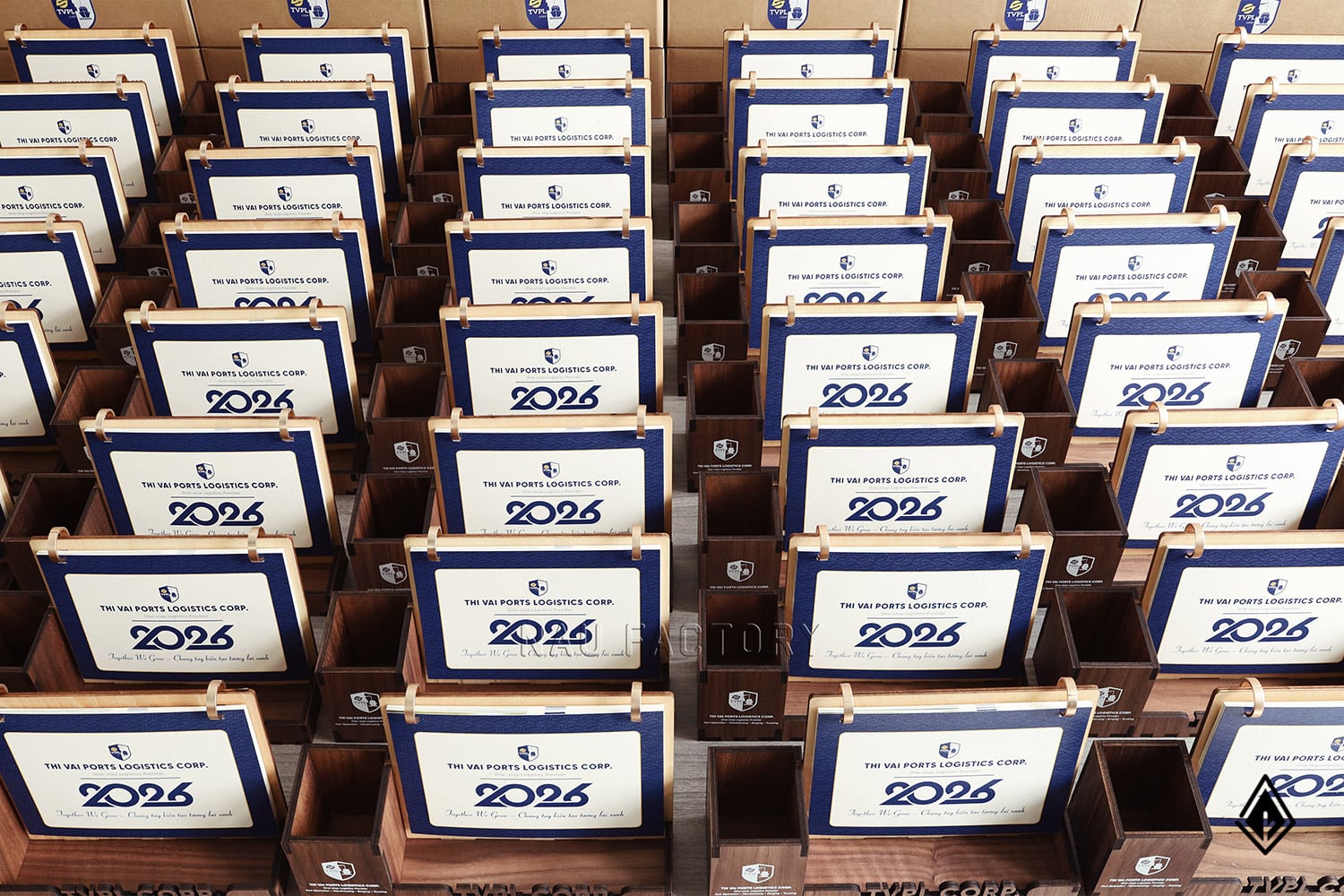 lịch gỗ hộp bút