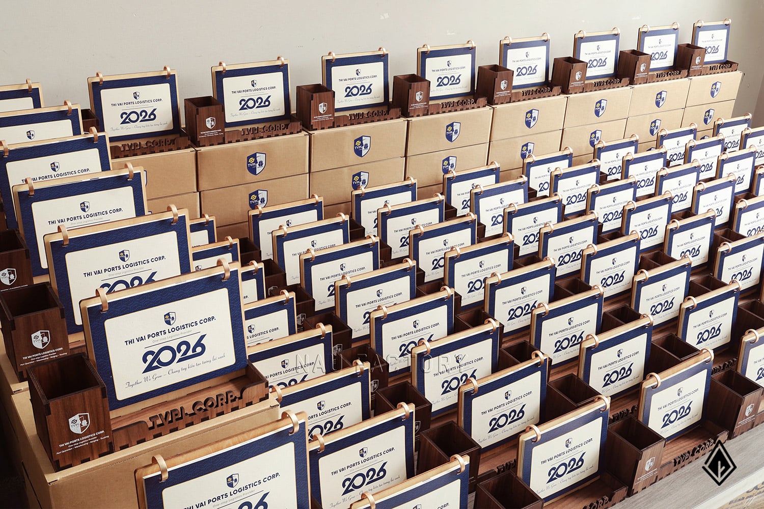 lịch gỗ hộp bút