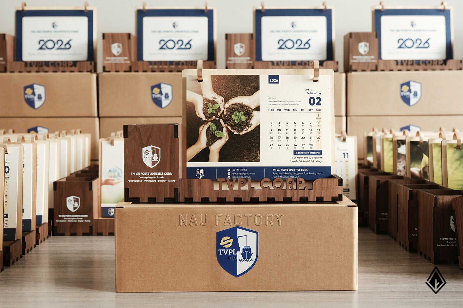 lịch gỗ hộp bút