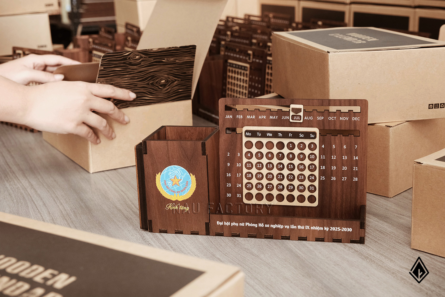 lịch gỗ vạn niên