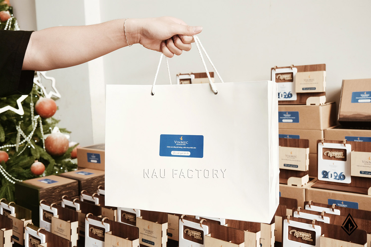 lịch gỗ khay bút