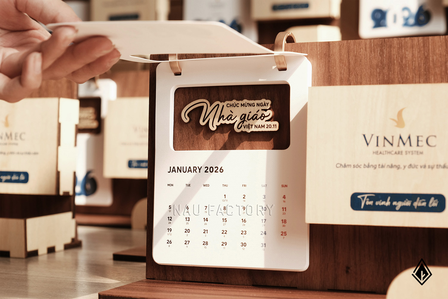 lịch gỗ khay bút