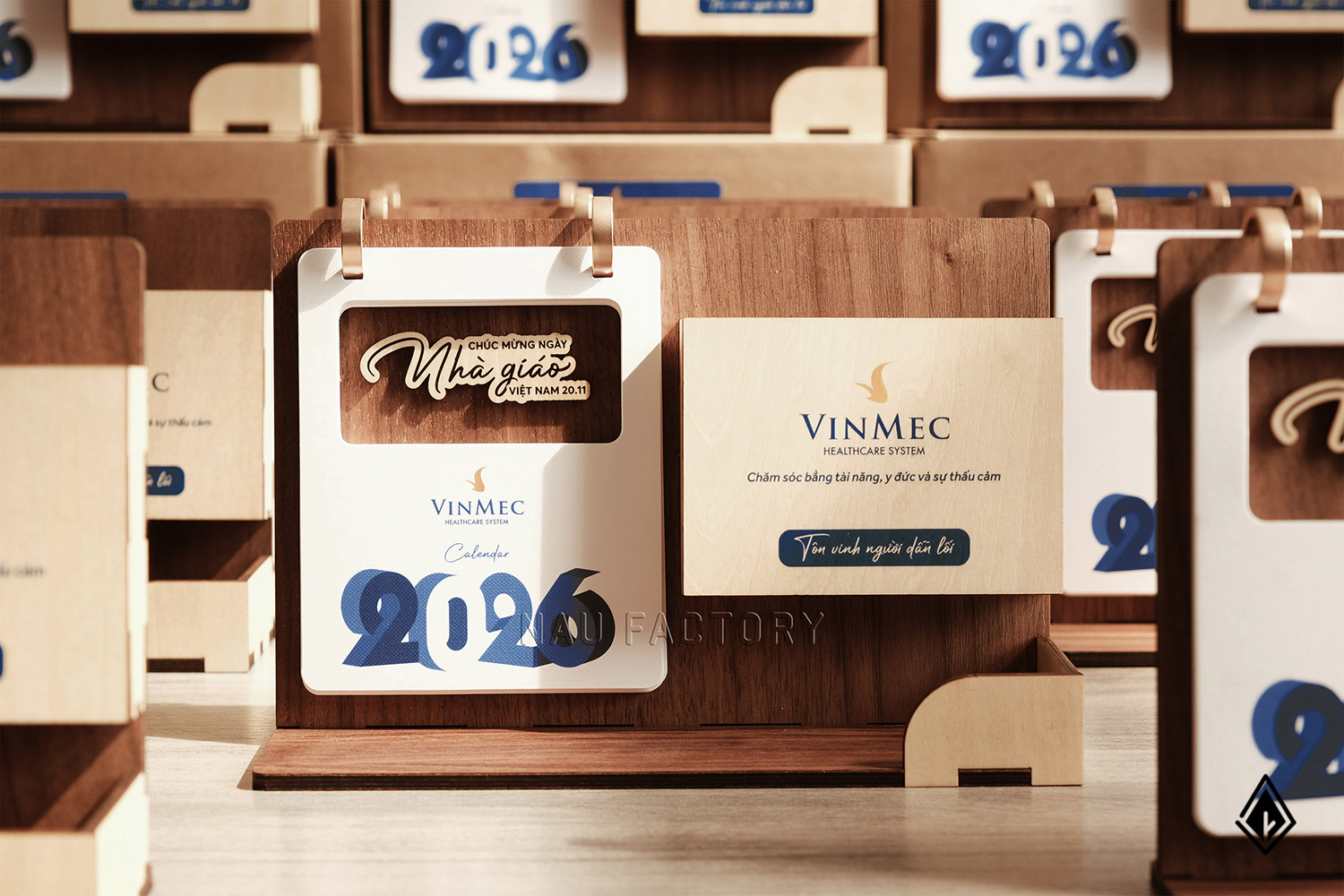 lịch gỗ khay bút