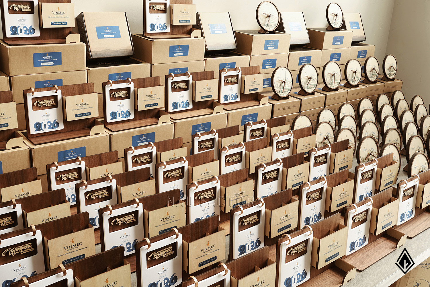 lịch gỗ khay bút