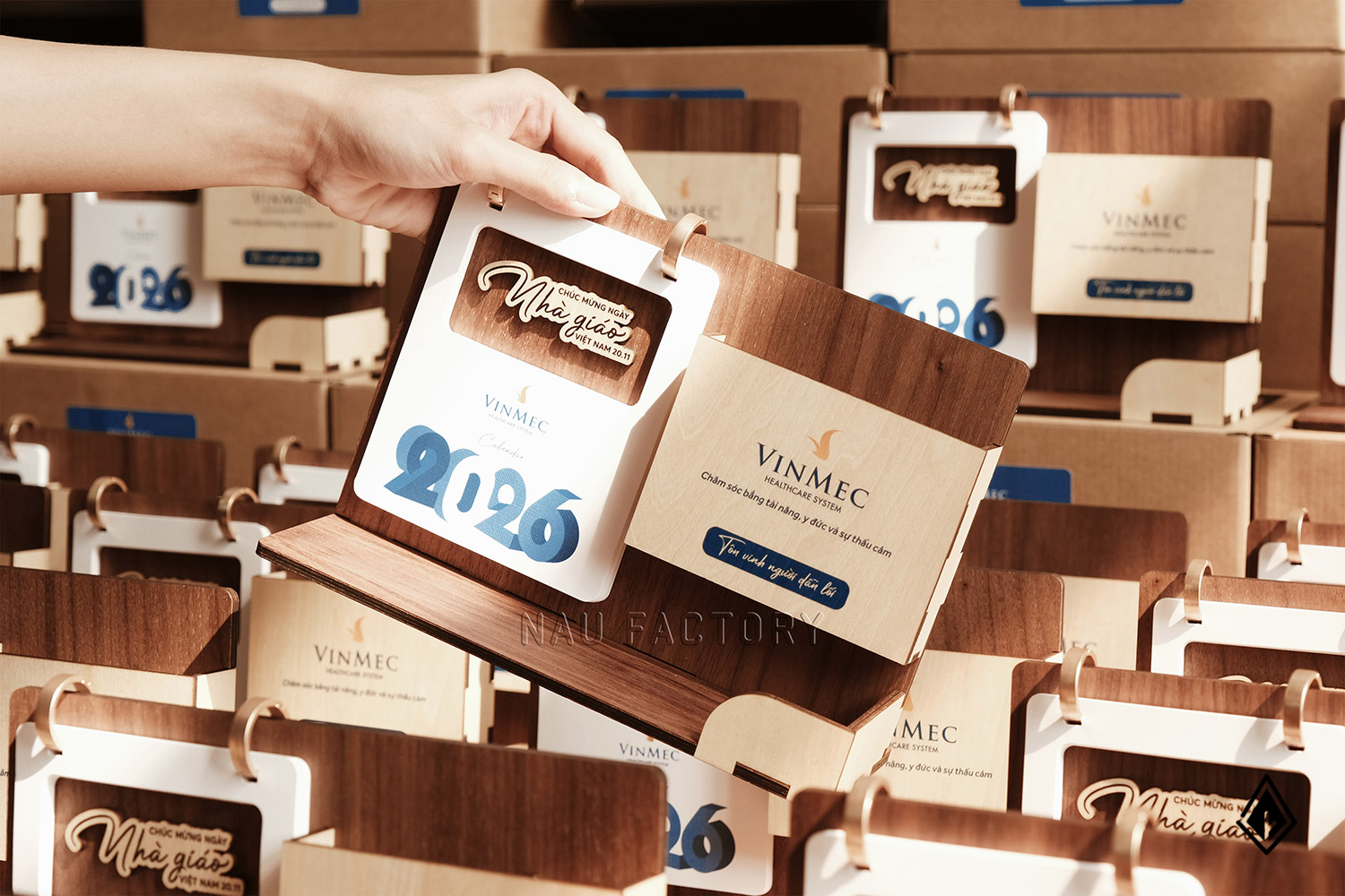 lịch gỗ khay bút