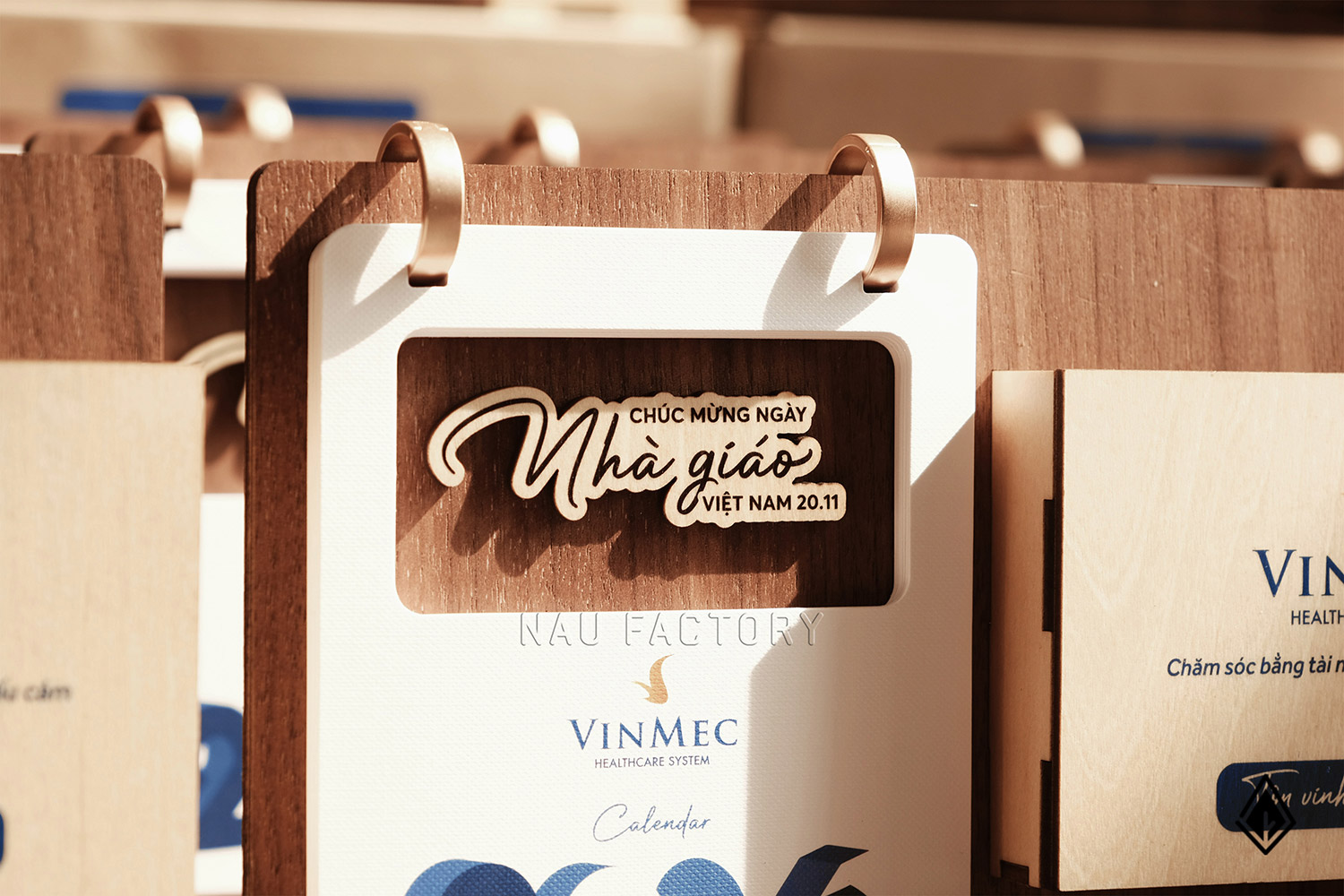 lịch gỗ khay bút