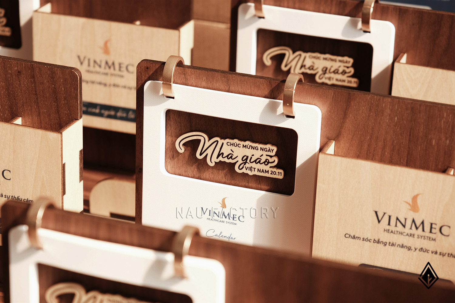 lịch gỗ khay bút