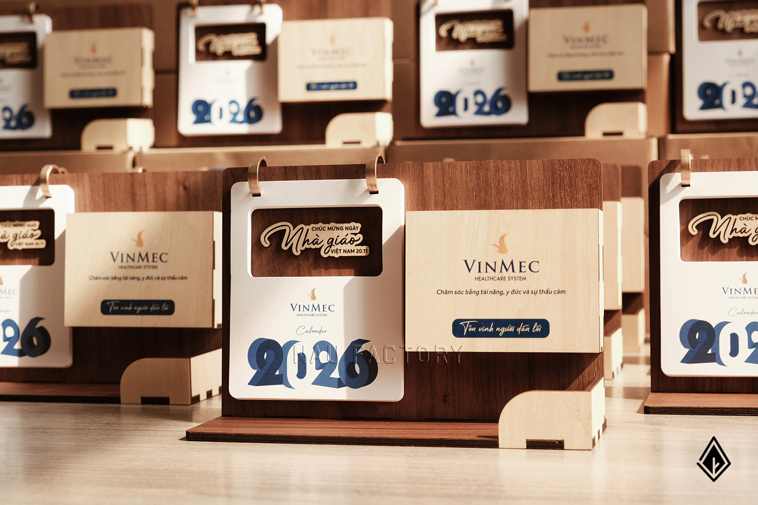 lịch gỗ khay bút