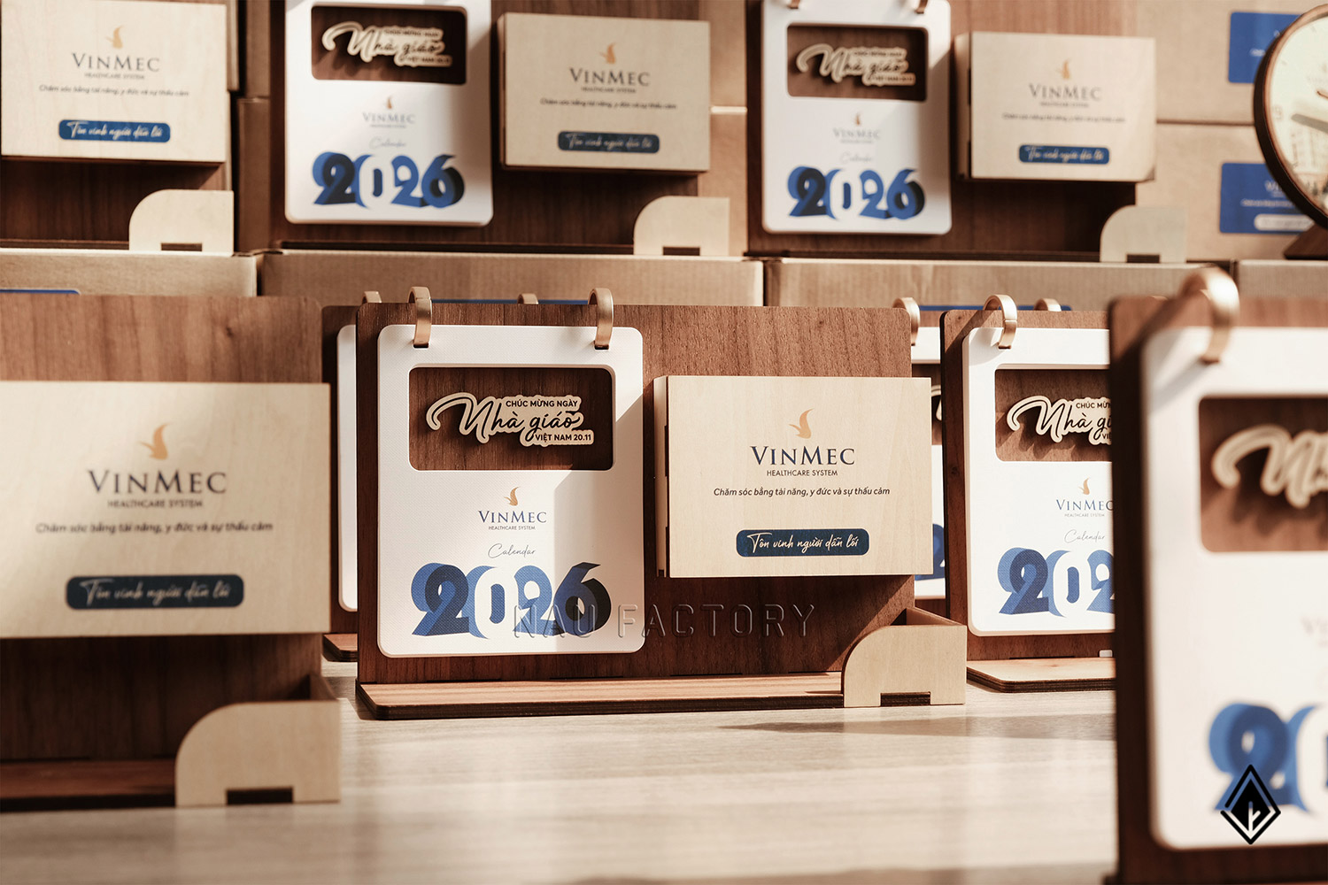 lịch gỗ khay bút