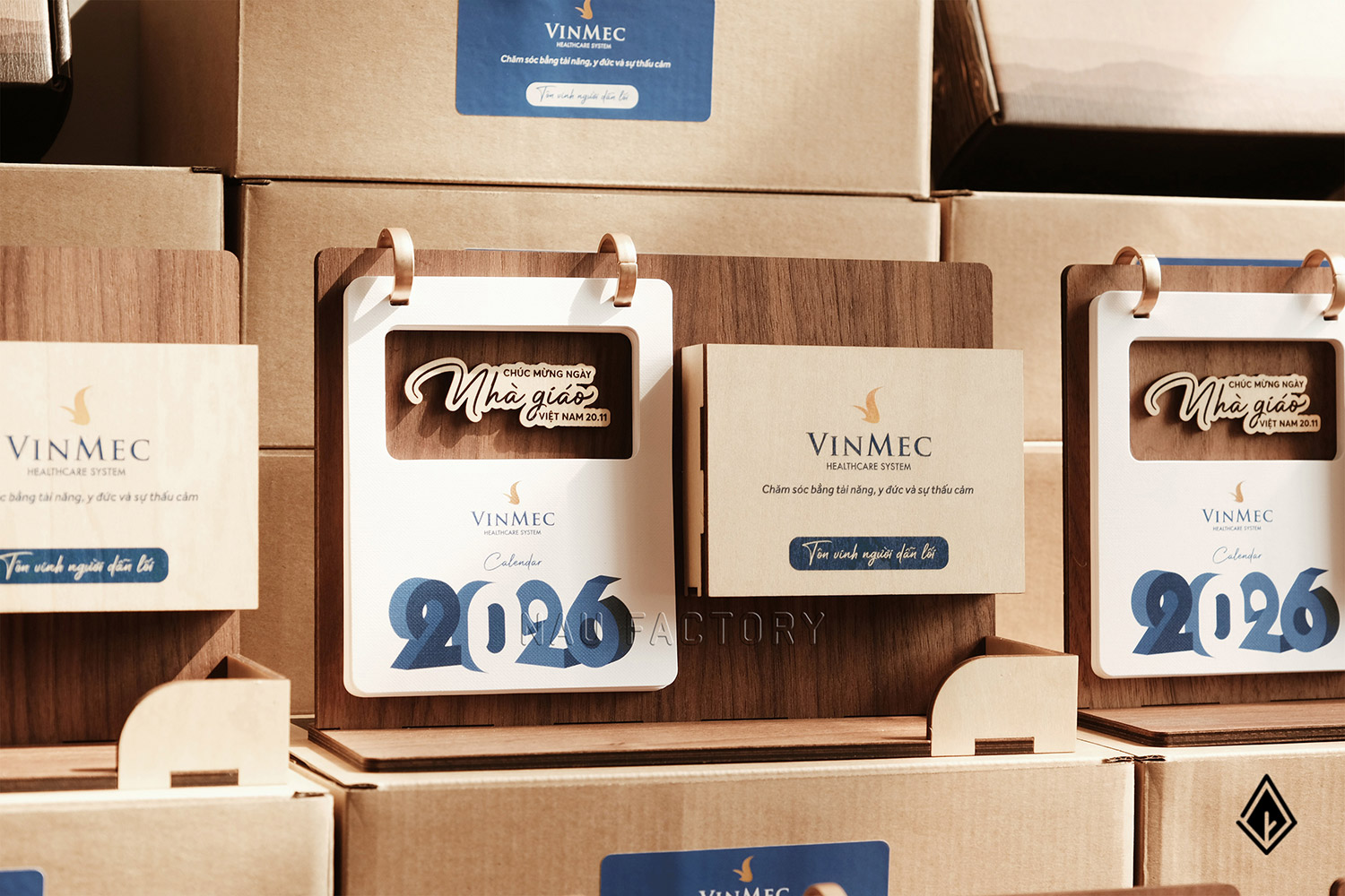 lịch gỗ khay bút