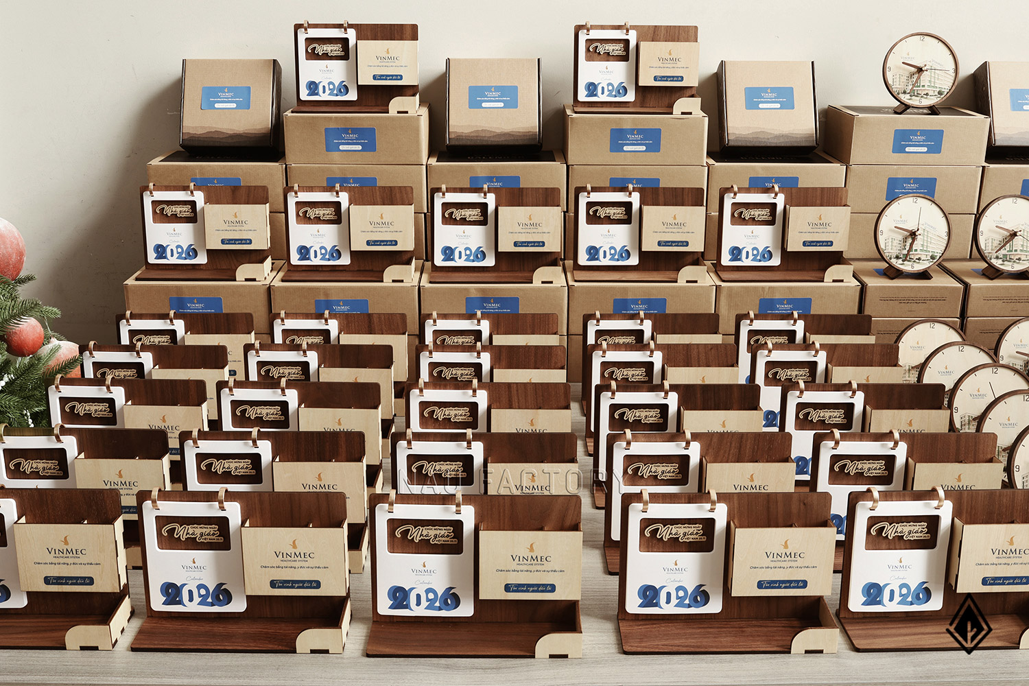 lịch gỗ khay bút