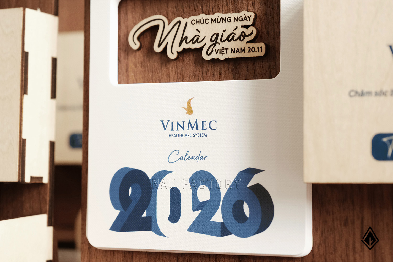 lịch gỗ khay bút