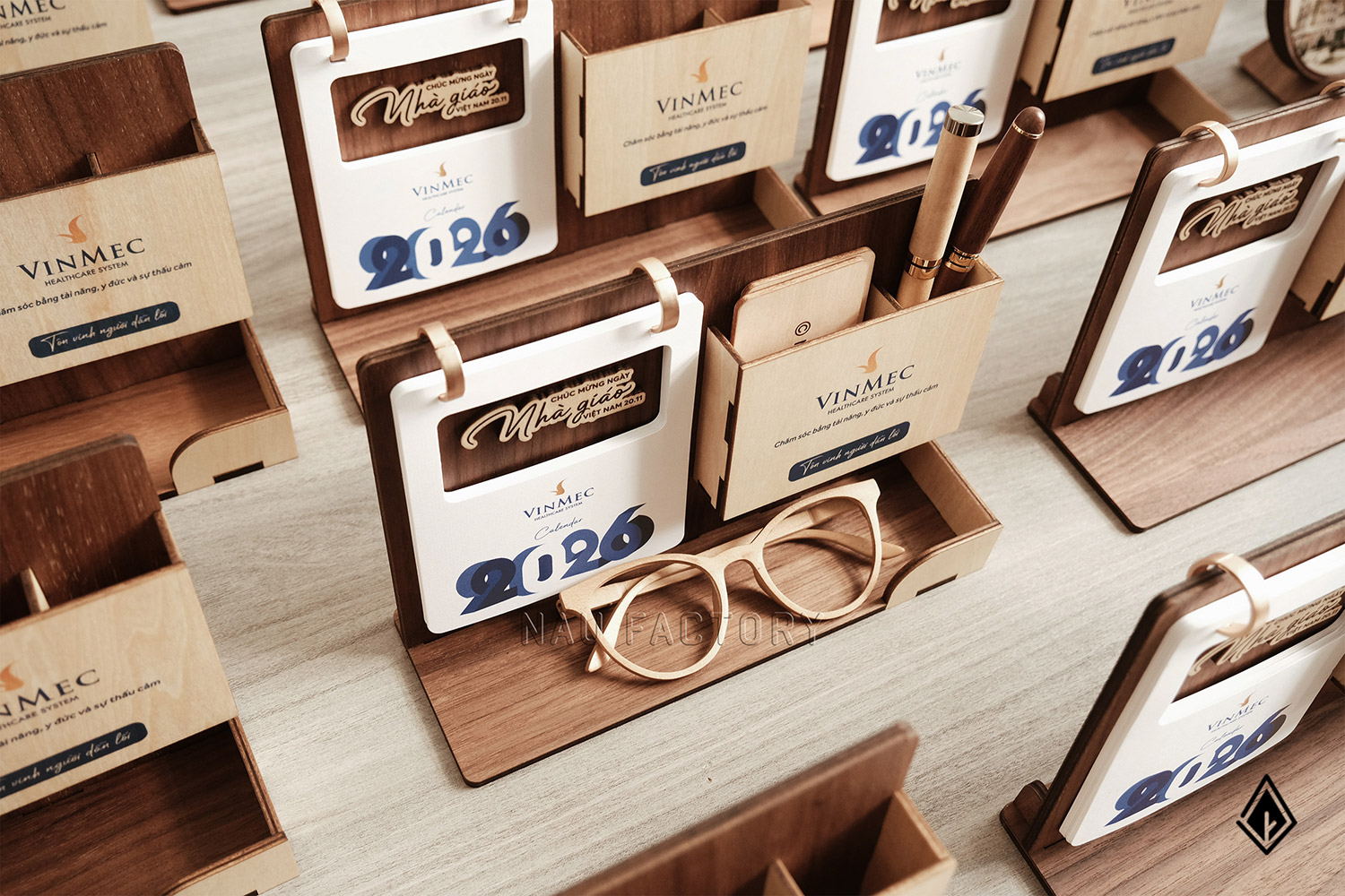 lịch gỗ khay bút