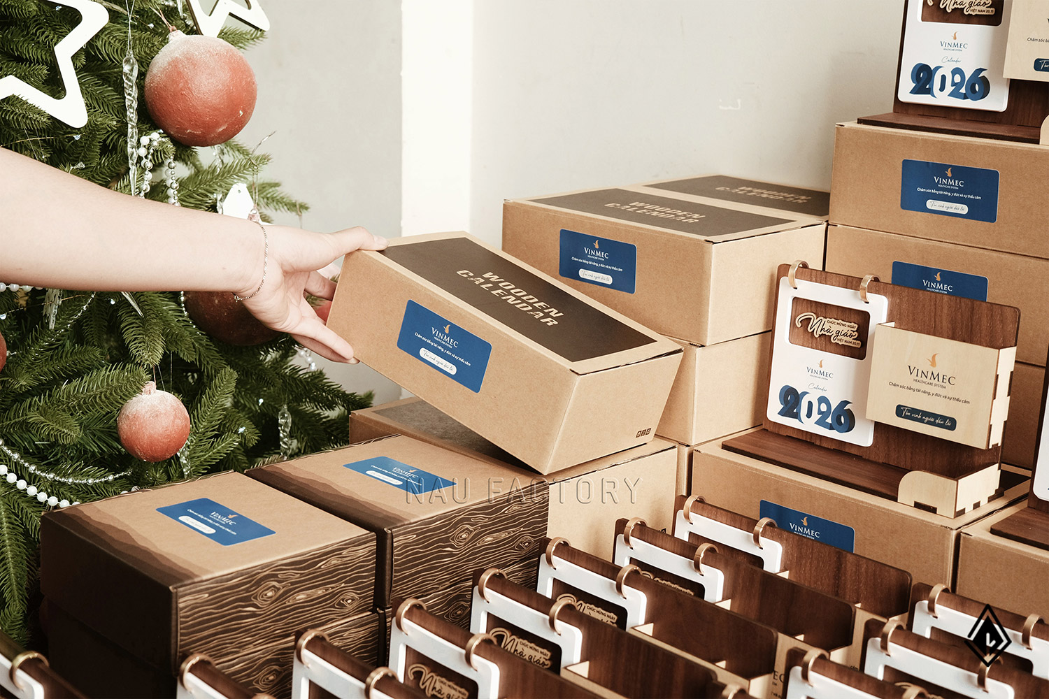 lịch gỗ khay bút