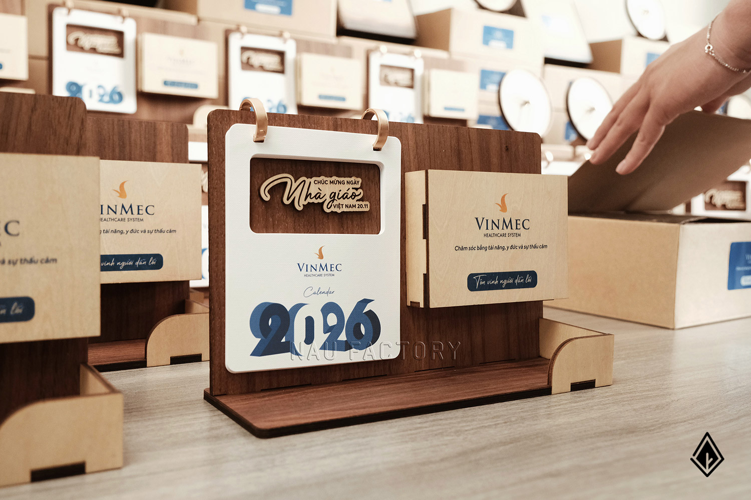 lịch gỗ khay bút