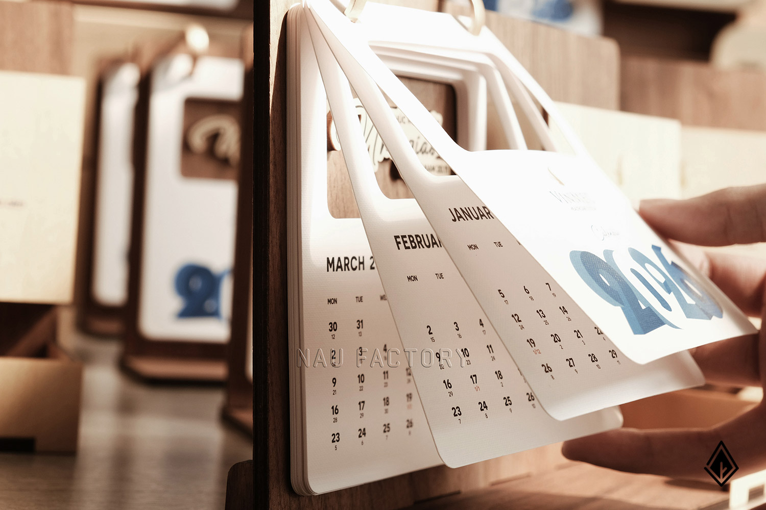 lịch gỗ khay bút