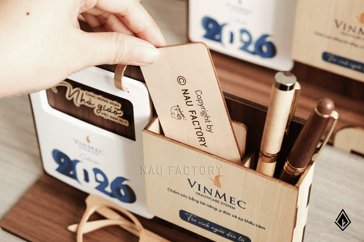 lịch gỗ khay bút